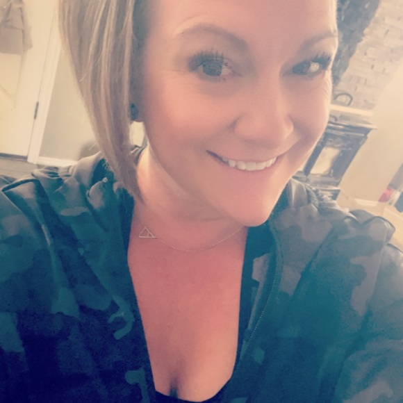 Meet your Posher, Stacie - Picture 2 of 3